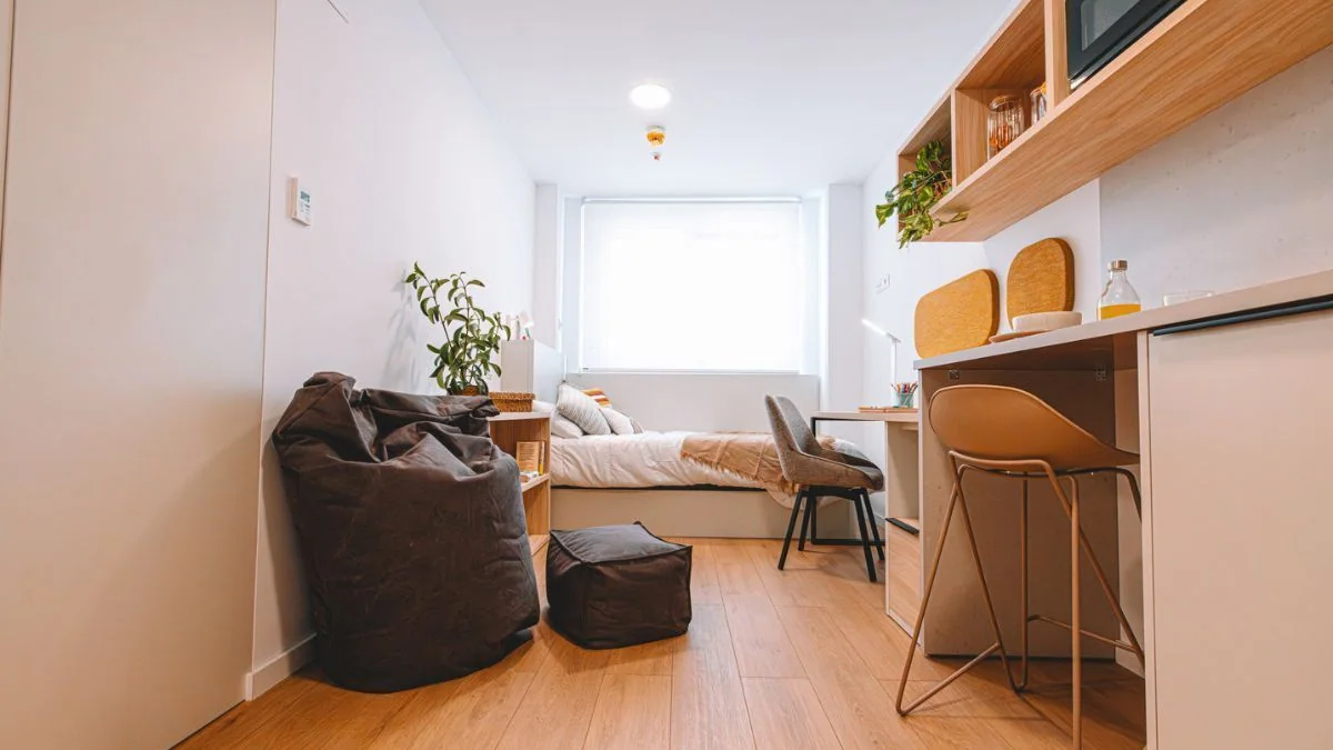 Estudiante revisando anuncios de piso en Granada desde su portátil