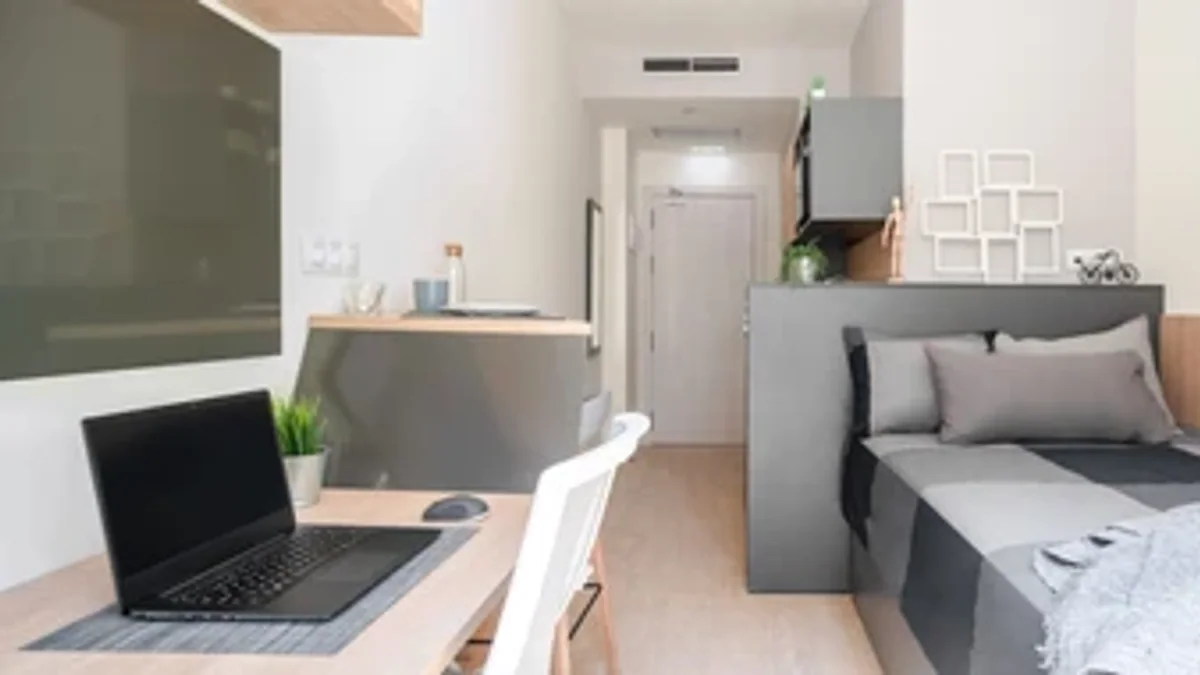 Habitación con escritorio en un piso compartido de estudiantes en Granada