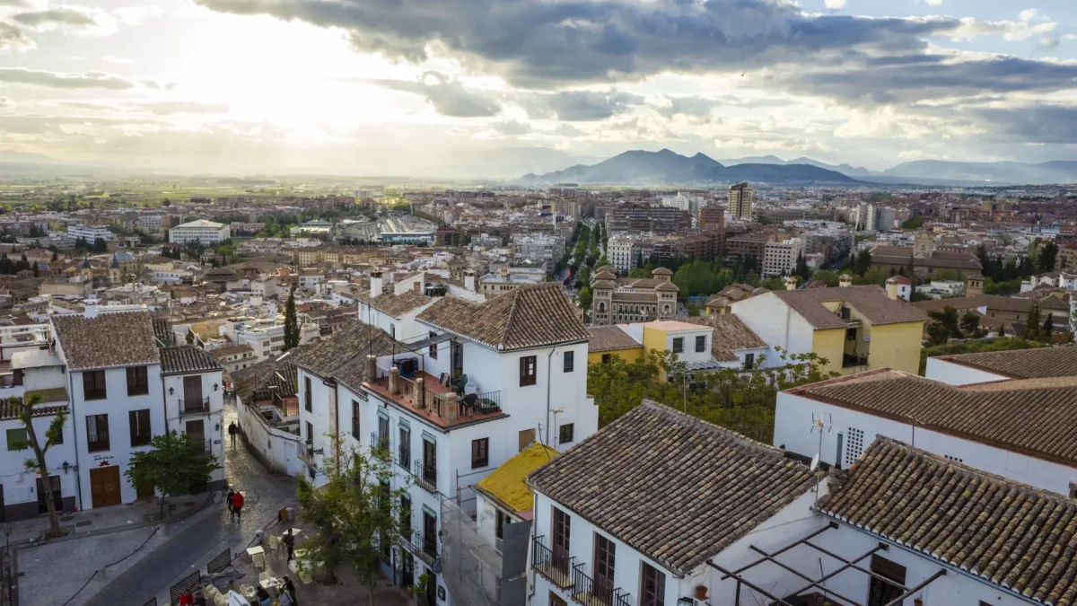 Vista aérea del centro de Granada con la Alhambra y Sierra Nevada al fondo
