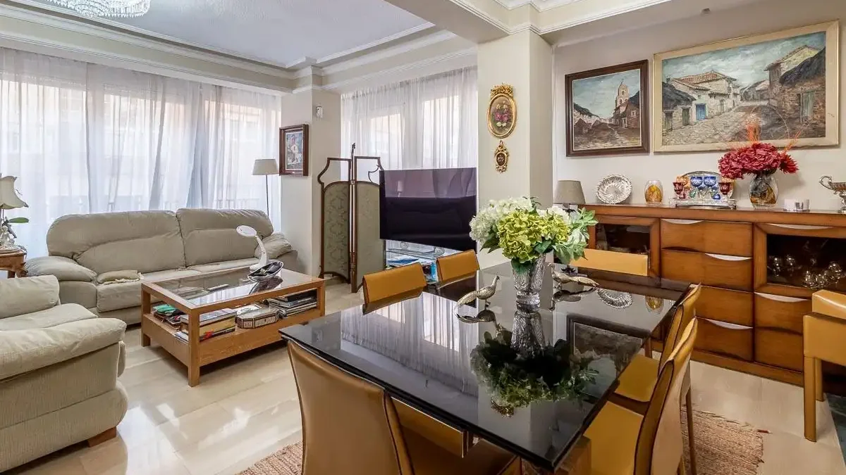 Bloque de pisos en Cartuja, Granada, opción habitual de inversión inmobiliaria estudiantil